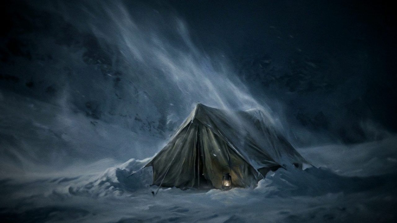 Zelt im Schneesturm auf einem verschneiten Berghang, schwach von innen beleuchtet.